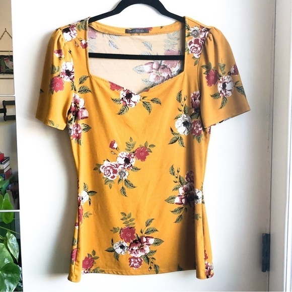 Suzy Shier Floral Top - Picture 7 of 7